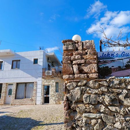 John'S Guesthouse Ksamil Esterno foto