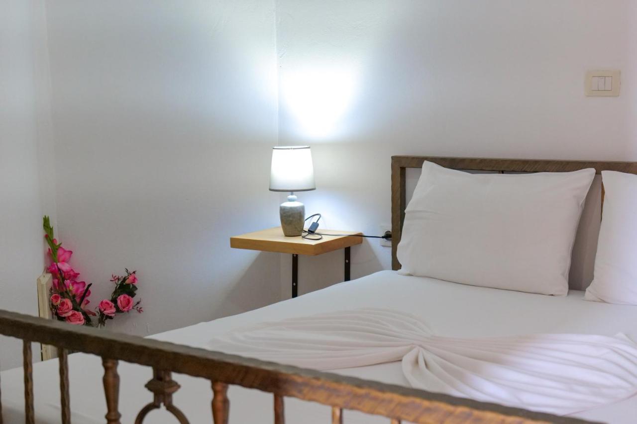 John'S Guesthouse Ksamil Esterno foto