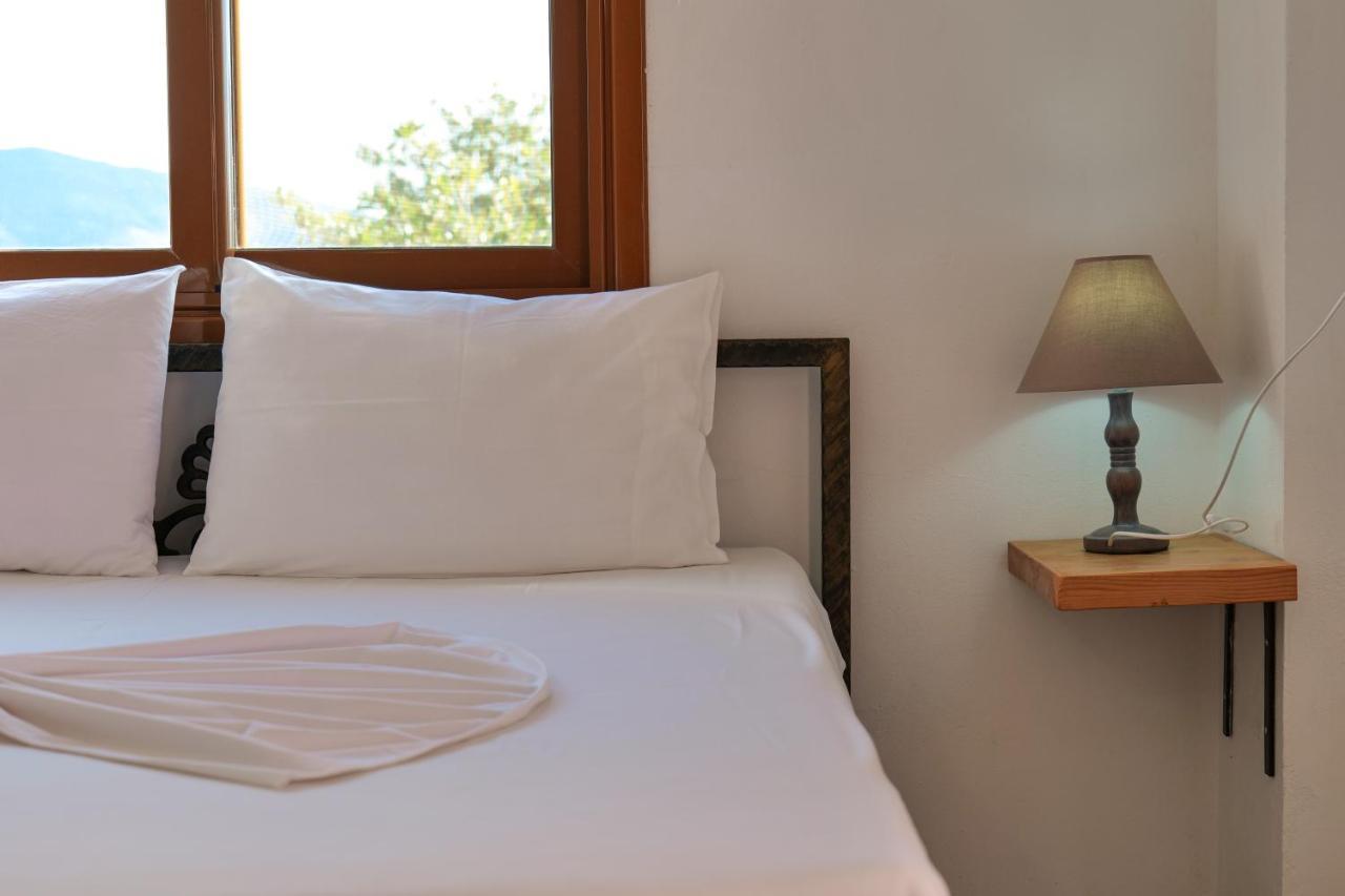 John'S Guesthouse Ksamil Esterno foto
